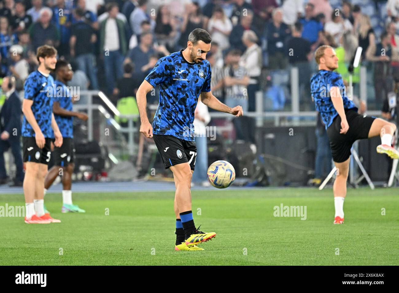 Roma, Italia. 15th May, 2024. Atalanta's players during the warm up during the Italian Cup final soccer match between Atalanta and Juventus at Rome's Olympic Stadium, Italy, Wednesday, May 15, 2024. (Tano Pecoraro/LaPresse) Credit: LaPresse/Alamy Live News Stock Photo