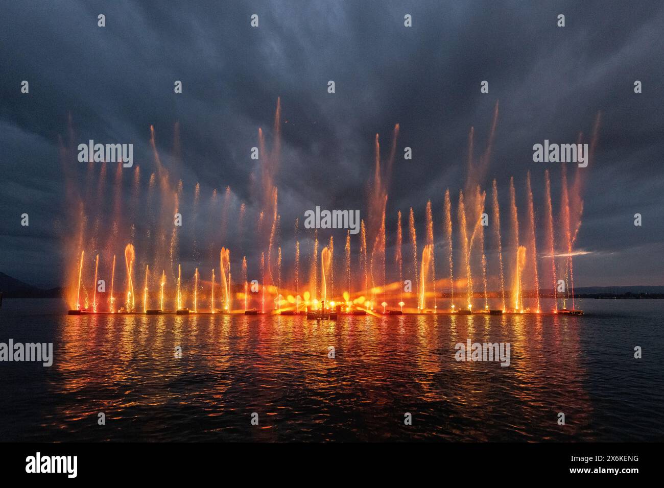 Colour lights water feature hi-res stock photography and images - Alamy