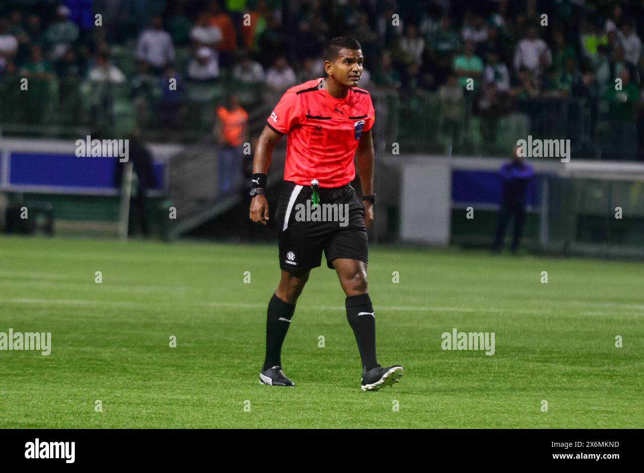 SÃO PAULO, SP - 15.05.2024: PALMEIRAS X INDEPENDIENTE DEL VALLE - Referee Alexis Herrera during the match between Palmeiras and Independiente del Valle valid for the 5th round of the Libertadores 2024 group stage held at Allianz Parque in São Paulo on Thursday night (15). (Photo: Yuri Murakami/Fotoarena) Stock Photo