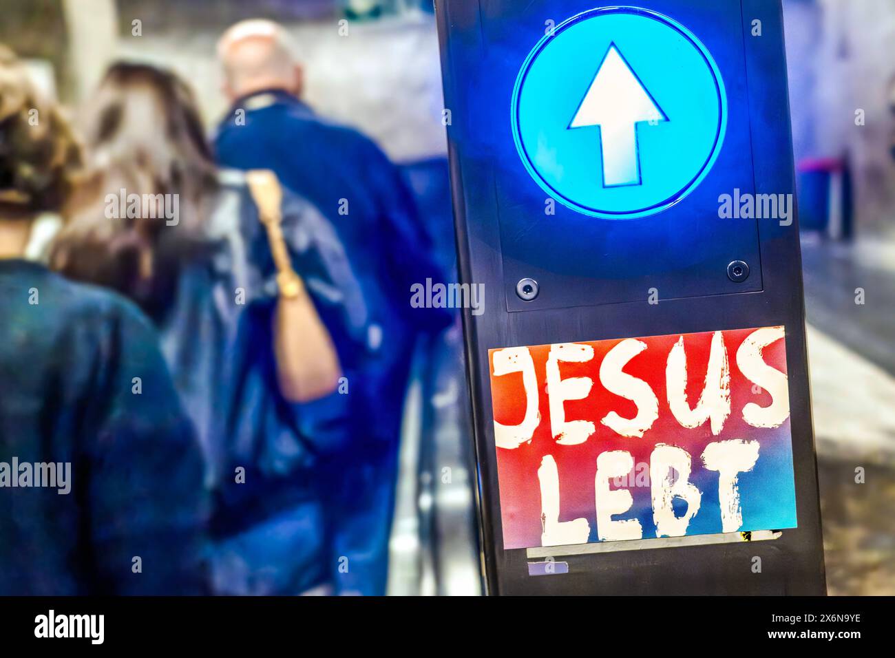 Jesus lebt, Aufkleber in einer U-Bahnstation, München, 15. Mai 2024 Deutschland, München, 15. Mai 2024, Jesus lebt, Aufkleber an einer Rolltreppe in einer Münchner U-Bahnstation, Richtungspfeil, christlicher Glaube, Religion, Christentum, Bayern *** Jesus lives, sticker in a subway station, Munich, May 15, 2024 Germany, Munich, May 15, 2024, Jesus lives, sticker on an escalator in a Munich subway station, directional arrow, Christian faith, religion, Christianity, Bavaria Stock Photo