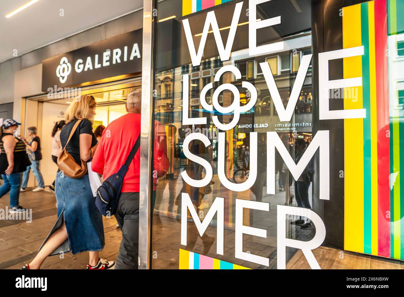 We Love Summer, Werbung für Sommermode bei Galeria, München, Mai 2024 Deutschland, München, Mai