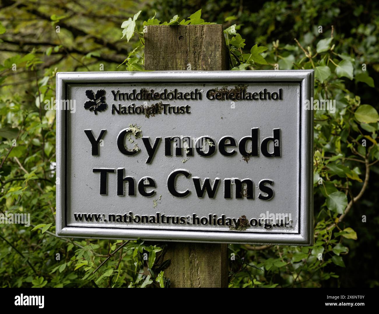 Colby Woodland Garden, Pembrokeshire, South Wales, Wales, UK - National Trust sign for The Cwms cottage Stock Photo