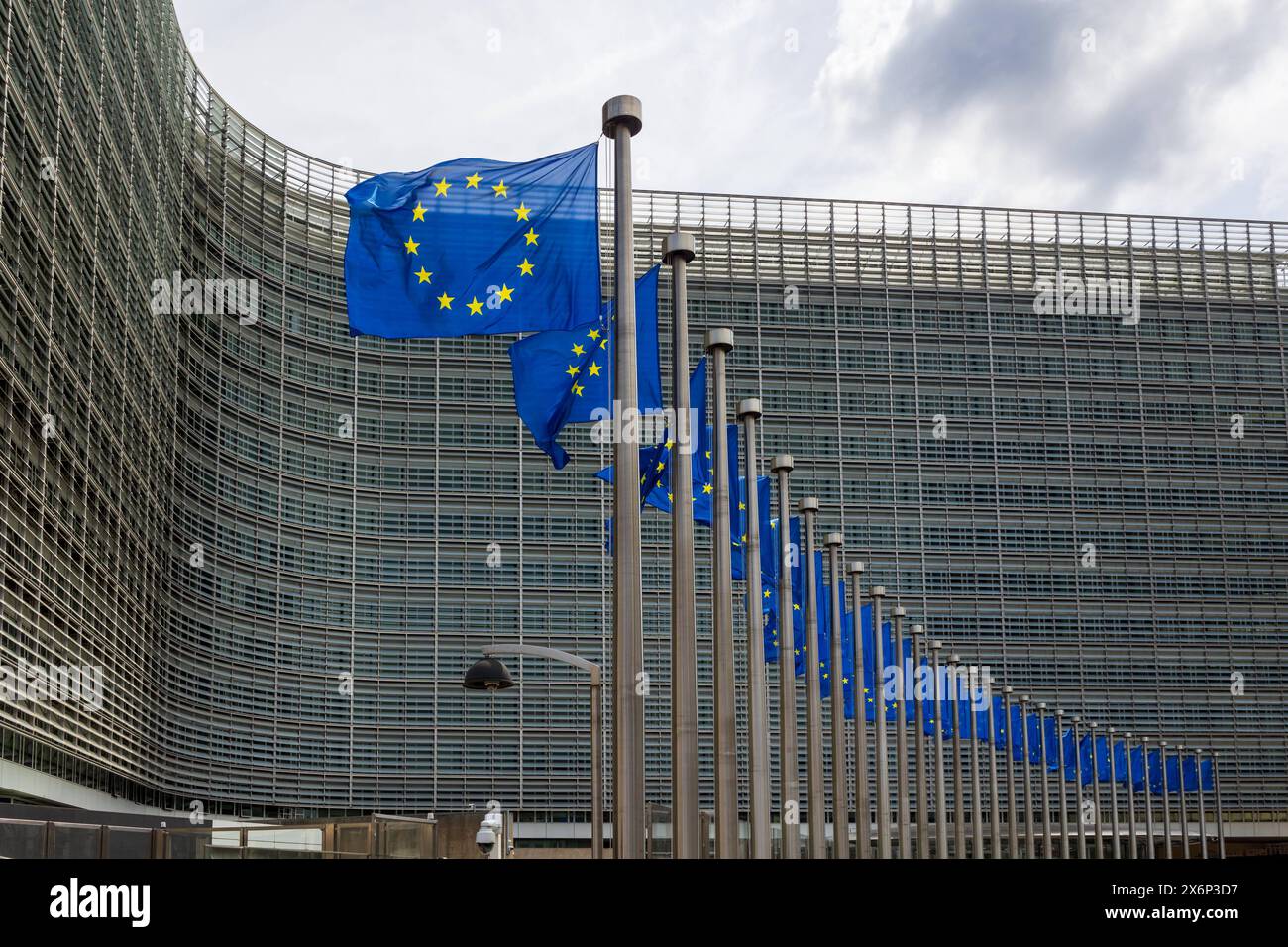 Europa Quartier in Brüssel Europafahnen vor dem Berlaymont-Gebäude in Brüssel. Dieses Geäbude ist der Sitz der Europäischen Kommission. Es liegt am den Robert-Schuman-Kreisel in Laufweite vom Europaparlament. Brüssel Brussel-Wetstraat Region Brüssel-Hauptstadt Belgien *** European Quarter in Brussels European flags in front of the Berlaymont building in Brussels This building is the seat of the European Commission It is located at the Robert Schuman traffic circle within walking distance of the European Parliament Brussels Brussel Wetstraat Region Brussels Capital Belgium 20240514-6V2A5206 Stock Photo