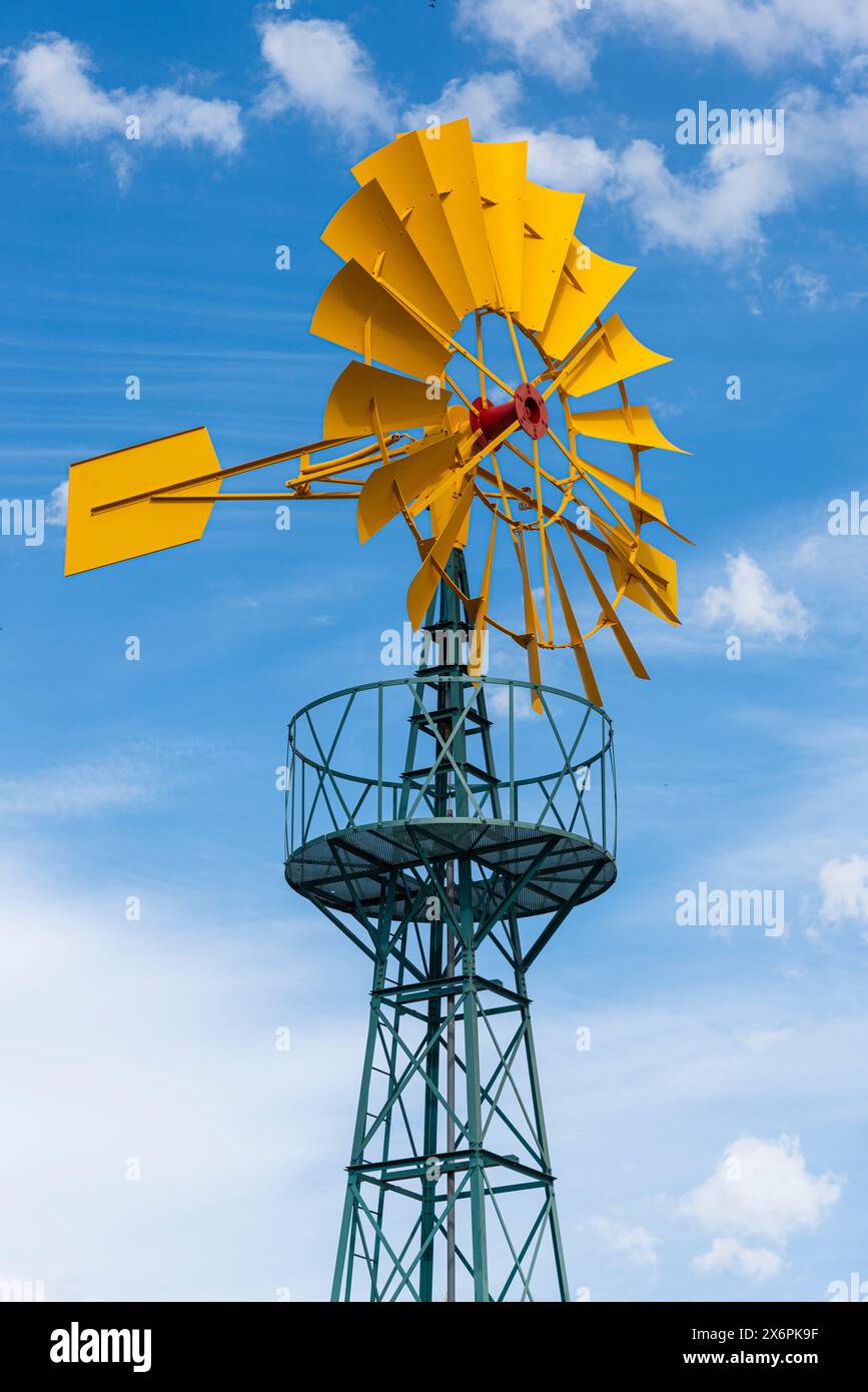 Molino de viento para bombeo de agua con el cielo de fondo Stock Photo