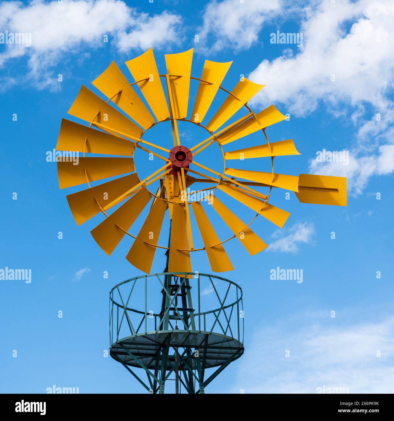 Molino de viento para bombeo de agua con el cielo de fondo Stock Photo