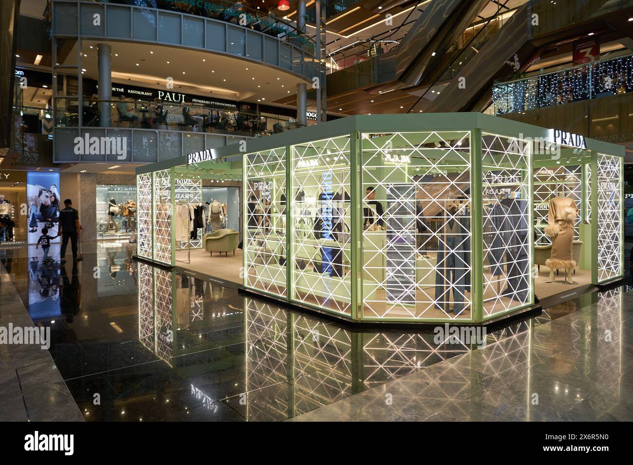 格安新品  SINGAPORE at store pop-up Prada 2023: 06, NOVEMBER - 額縁