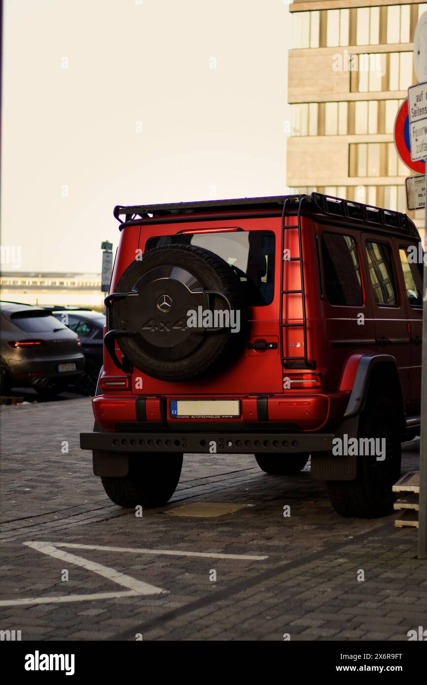 Der G63 4x4² in mattem Rot ist nicht nur ein Fahrzeug, sondern eine wahre Legende auf Rädern. Stock Photo