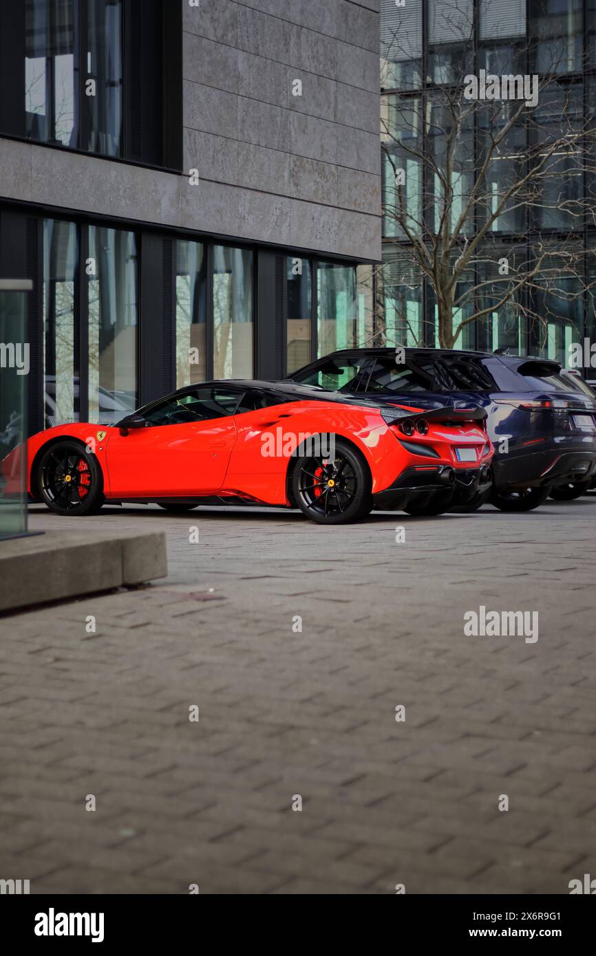 Red Ferrari F8 Tributo im Düsseldorfer Medienhafen Stock Photo