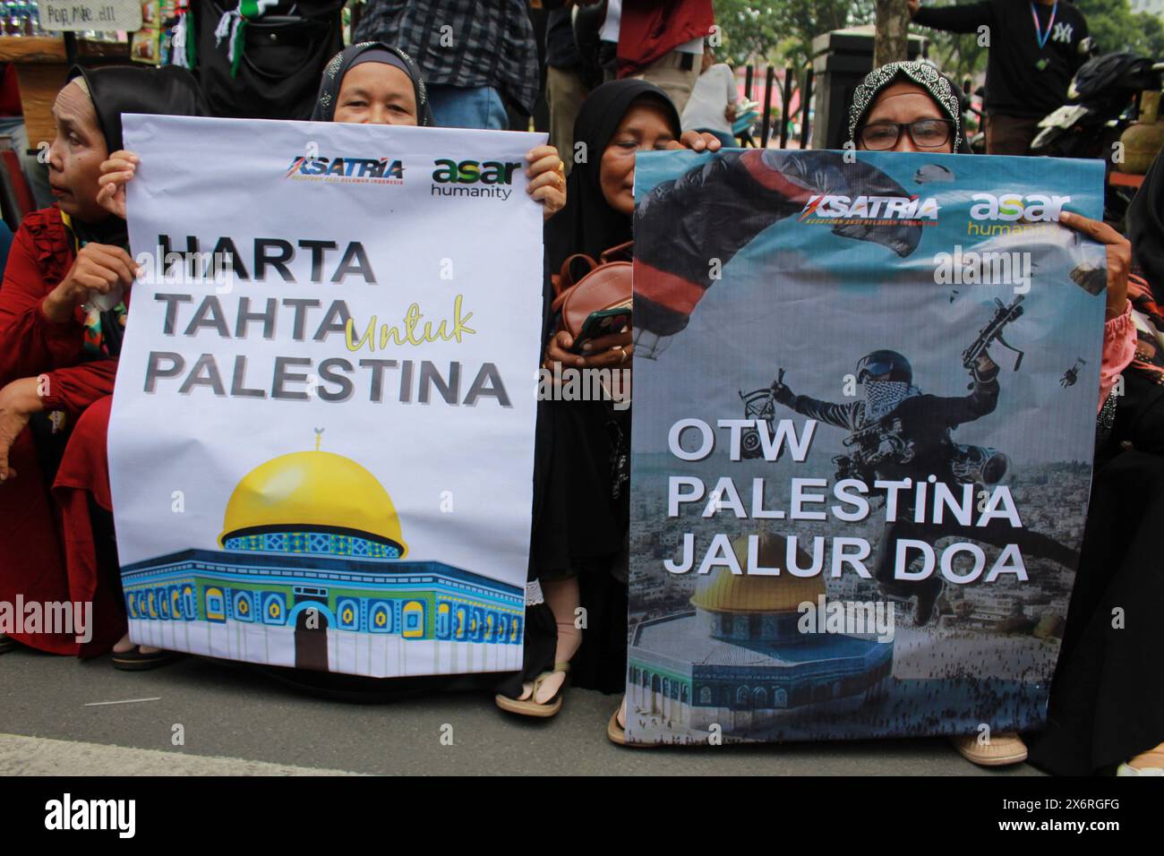 Medan, North Sumatra, Indonesia. 16th May, 2024. A number of mulism women, holding banners, reading care for Palestine, prayers for Palestine in Medan North Sumatra (Credit Image: © Kartik Byma/ZUMA Press Wire) EDITORIAL USAGE ONLY! Not for Commercial USAGE! Stock Photo