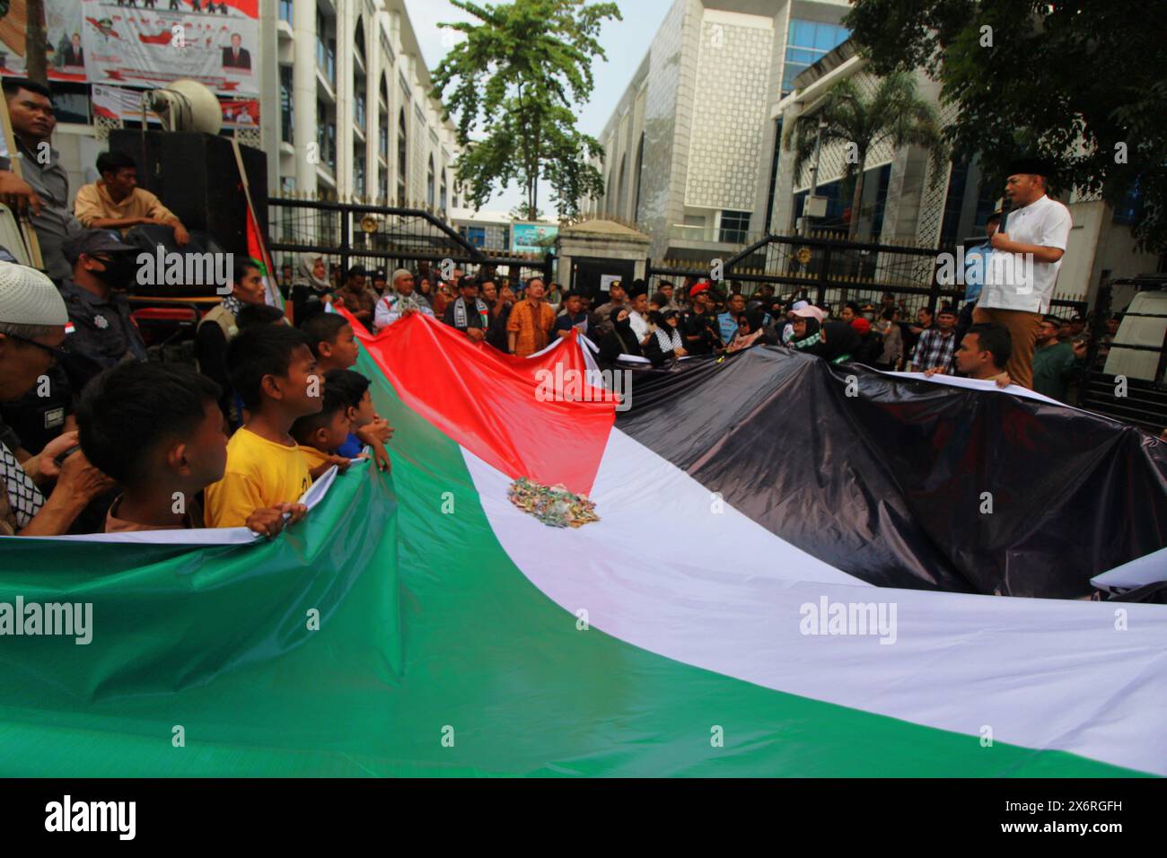Medan, North Sumatra, Indonesia. 16th May, 2024. A number of muslims in Indonesia are again collecting donations in the from of cash, collected with Palestine flags to be sent to Palestine In Medan (Credit Image: © Kartik Byma/ZUMA Press Wire) EDITORIAL USAGE ONLY! Not for Commercial USAGE! Stock Photo