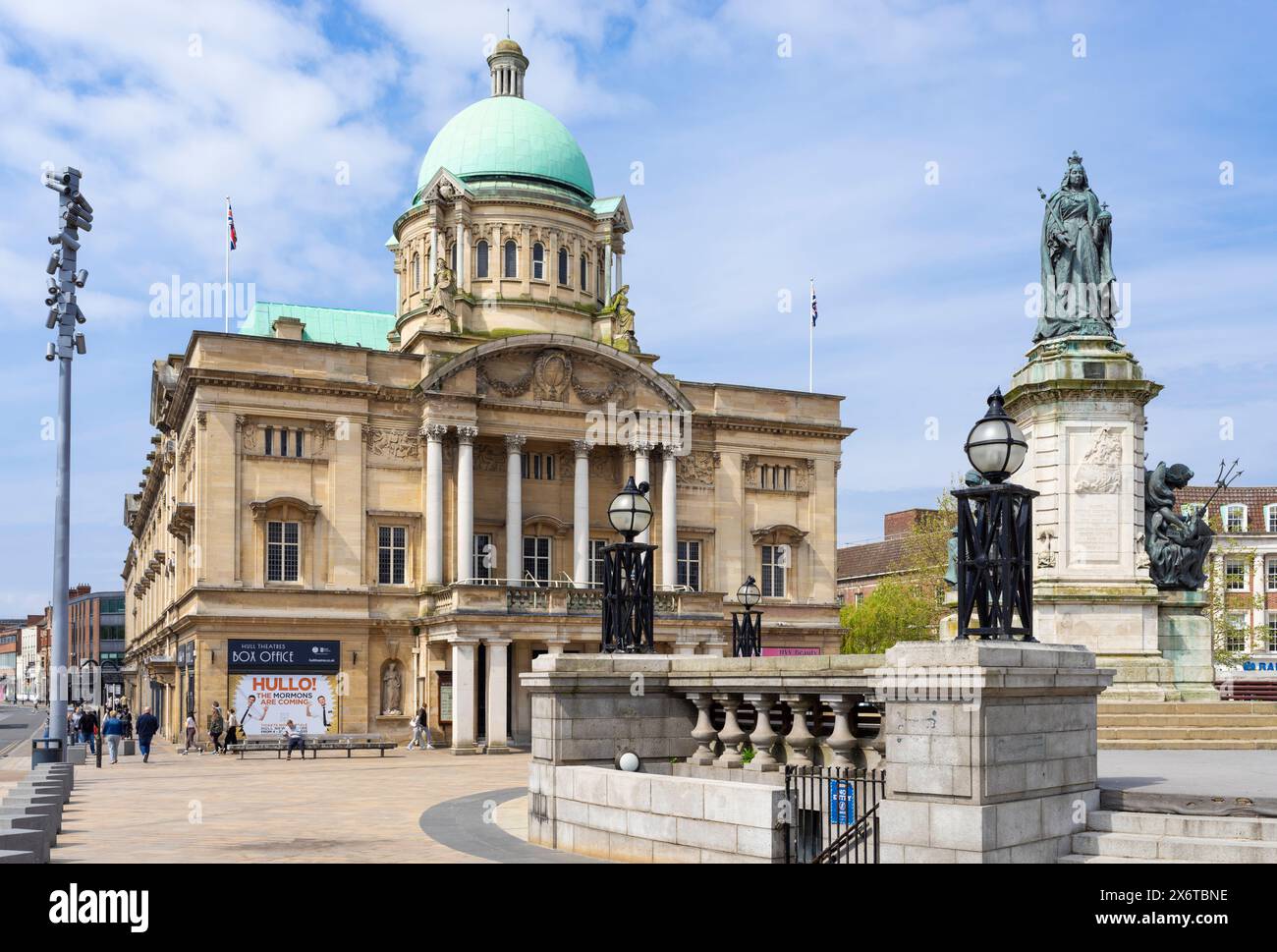 Hull City Hall in Queen Victoria Square with Queen Victoria Statue Kingston upon Hull Yorkshire England UK GB Europe Stock Photo