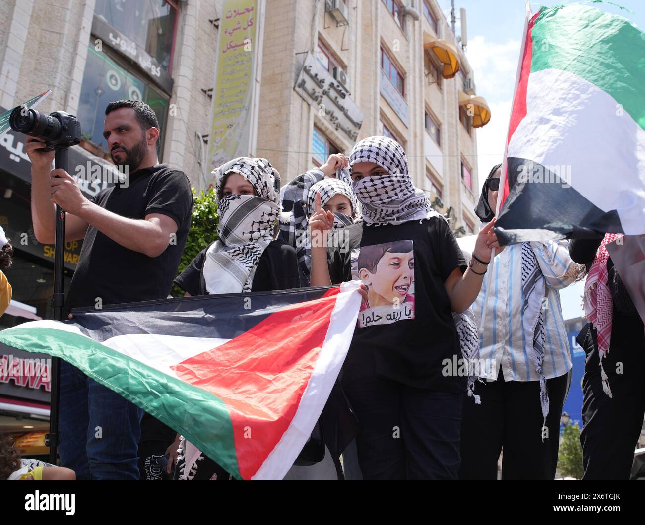 People putting up Palestinian flags march in Ramallah, West Bank on May 15, 2024. A large-scale demonstration is held in the Palestinian autonomous re Stock Photo