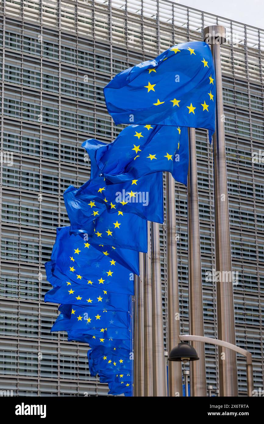 Europa Quartier in Brüssel Europafahnen vor dem Berlaymont-Gebäude in Brüssel. Dieses Geäbude ist der Sitz der Europäischen Kommission. Es liegt am den Robert-Schuman-Kreisel in Laufweite vom Europaparlament. Brüssel Brussel-Wetstraat Region Brüssel-Hauptstadt Belgien *** European Quarter in Brussels European flags in front of the Berlaymont building in Brussels This building is the seat of the European Commission It is located at the Robert Schuman traffic circle within walking distance of the European Parliament Brussels Brussel Wetstraat Region Brussels Capital Belgium 20240514-6V2A5231 Stock Photo