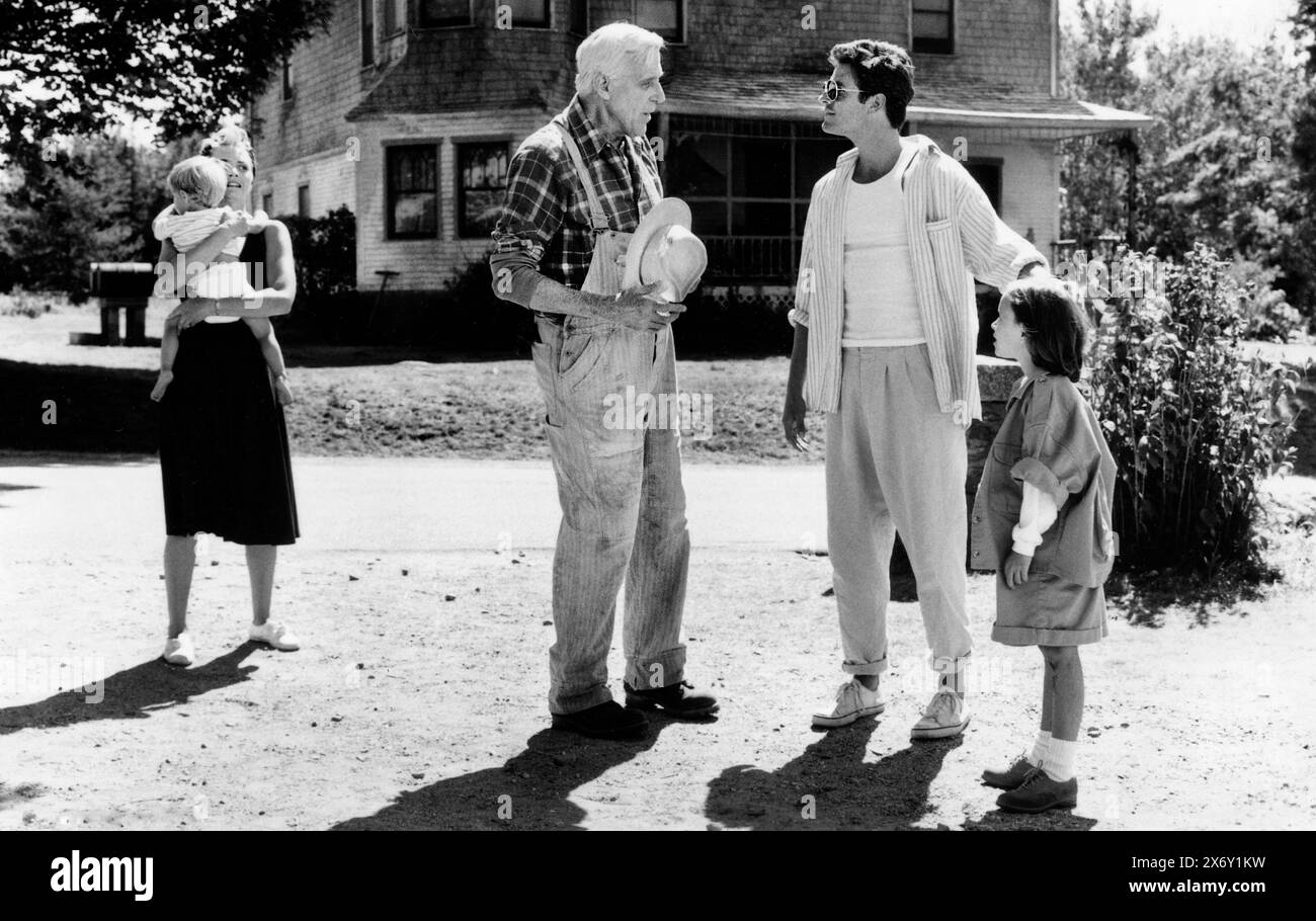 Denise Crosby, Miko Hughes, Fred Gwynne, Dale Midkiff, Blaze Berdahl, on-set of the film, 'Pet Sematary', Paramount Pictures, 1989 Stock Photo