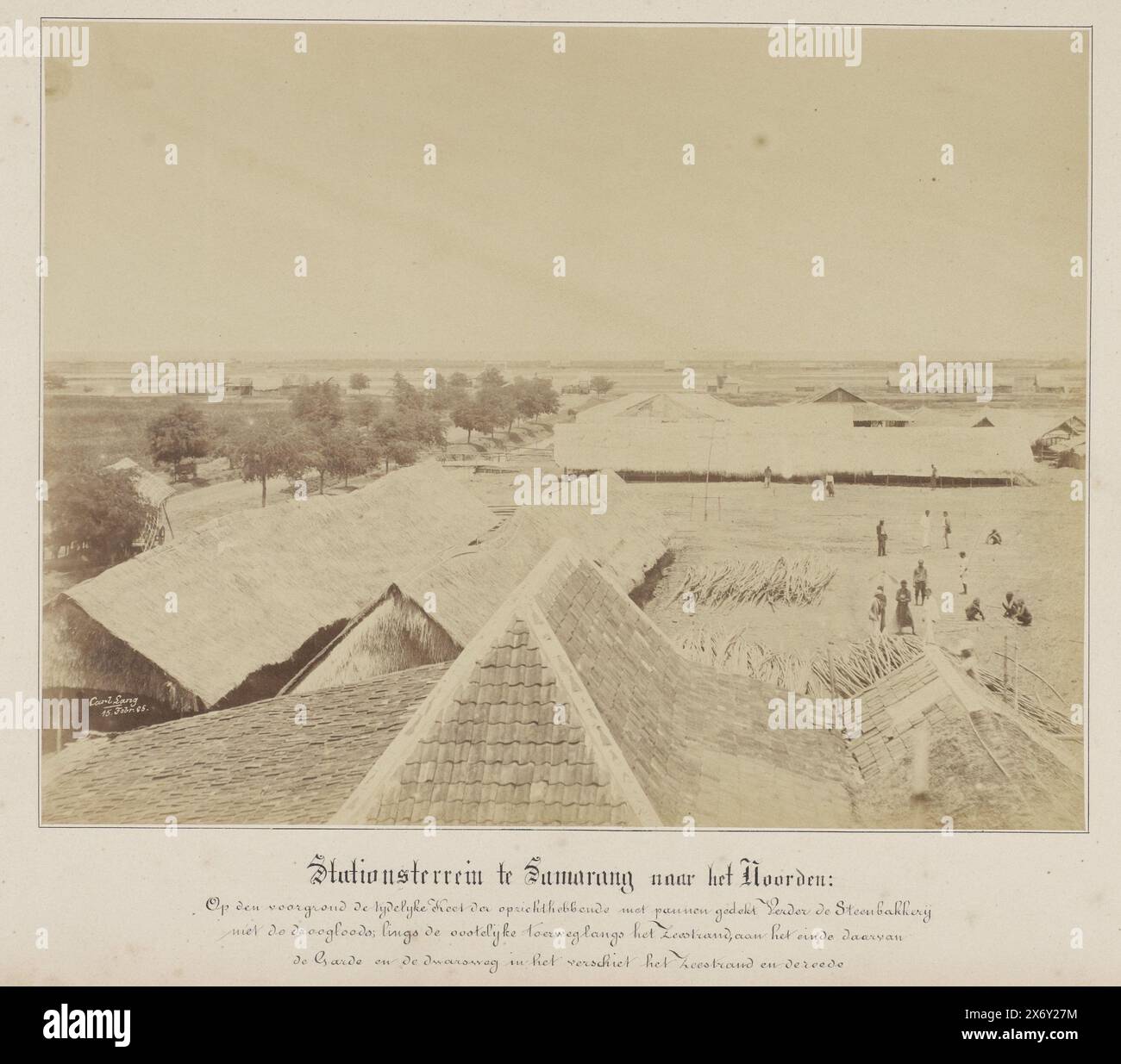 Station site in Samarang to the North:, In the foreground the temporary shack of the supervisor covered with tiles. Furthermore, the brickworks with the drying shed; ly the eastern route along the Sea Beach, at the end of which the hard road and the transverse road in the distance the Sea Beach and the reed (title on object), View of the construction site for the construction of the train station in Semarang. In the foreground is the supervisor's home, behind it the brick bakery and drying shed. Album page with pasted photo, part of the photo album about the construction of the Semarang Stock Photo