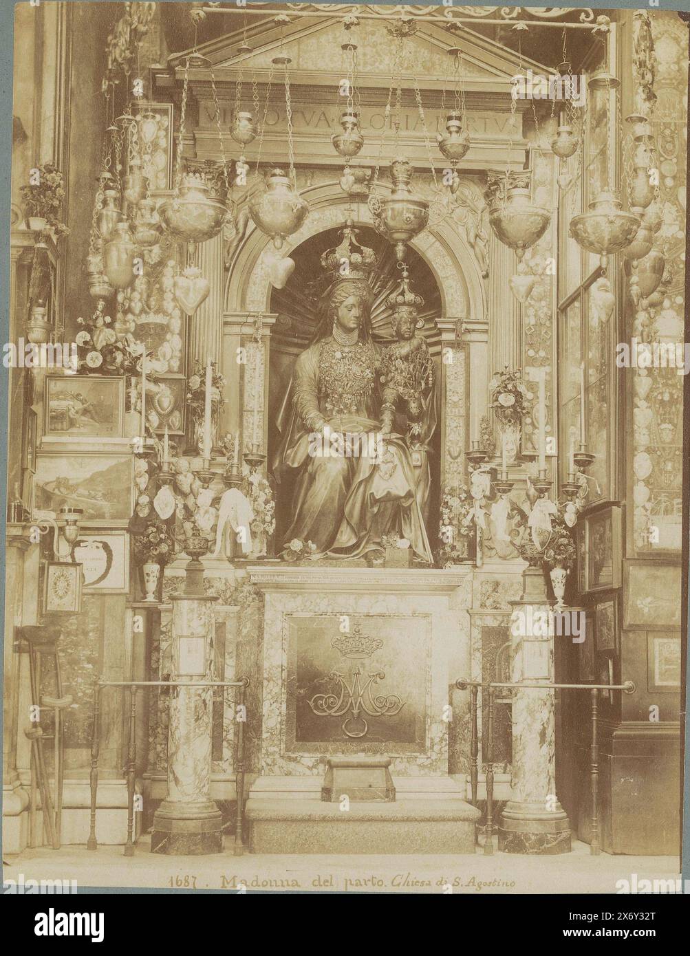 Altar with sculpture of Madonna and Child in the Basilica of Sant'Agostino in Rome, Italy, Madonna del parto. Chiesa di S. Agostino (title on object), photograph, anonymous, after sculpture by: Jacopo Tatti Sansovino, Rome, 1851 - 1900, cardboard, albumen print, height, 355 mm × width, 254 mm Stock Photo
