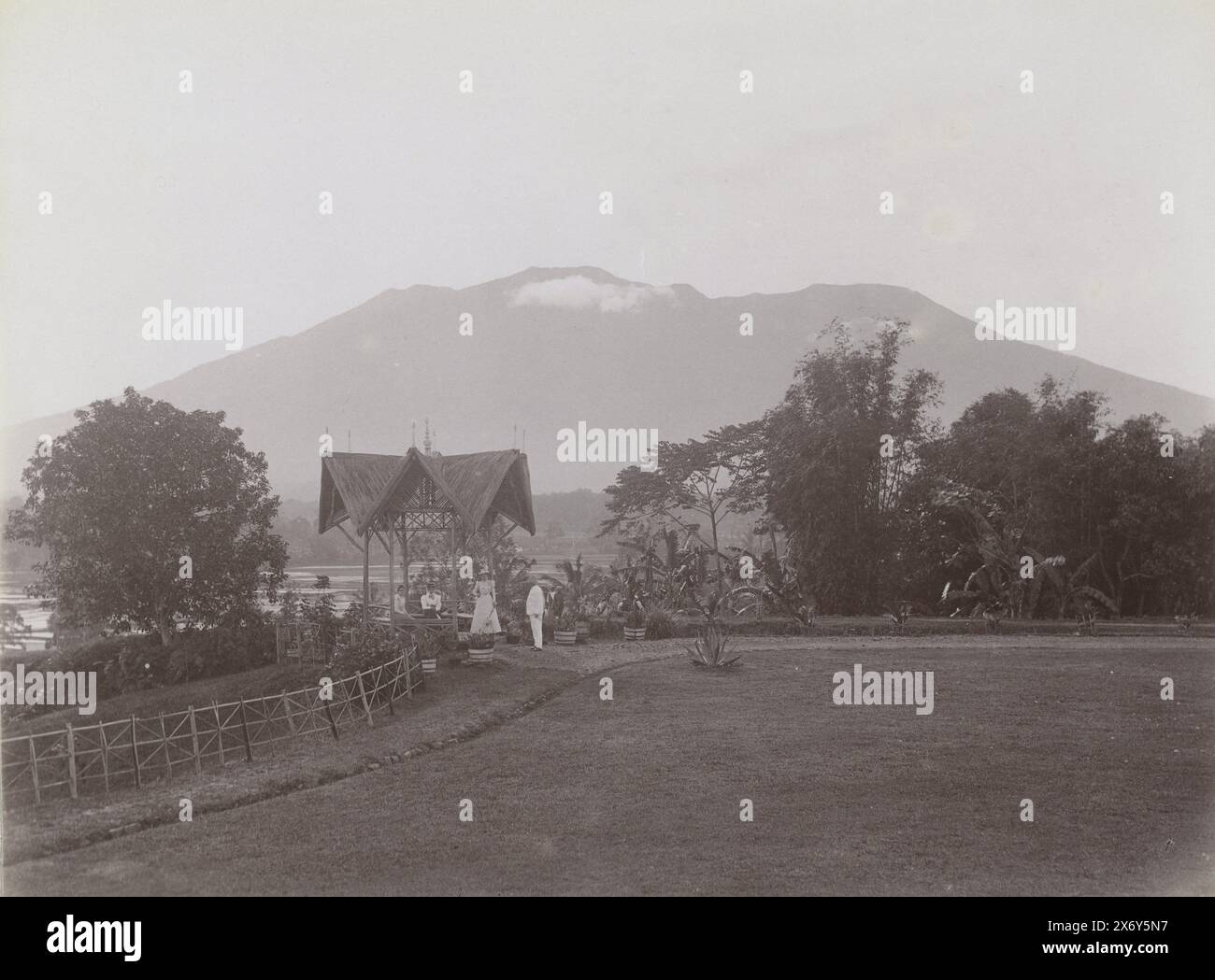 Storm park Fort de Kock in Bukittinggi, A number of women in a covered seat on the edge of a garden in Fort de Kock on Sumatra. A volcano is visible in the background., photograph, Christiaan Benjamin Nieuwenhuis, (attributed to), Bukittinggi, 1891 - 1912, paper, albumen print, height, 206 mm × width, 276 mm Stock Photo