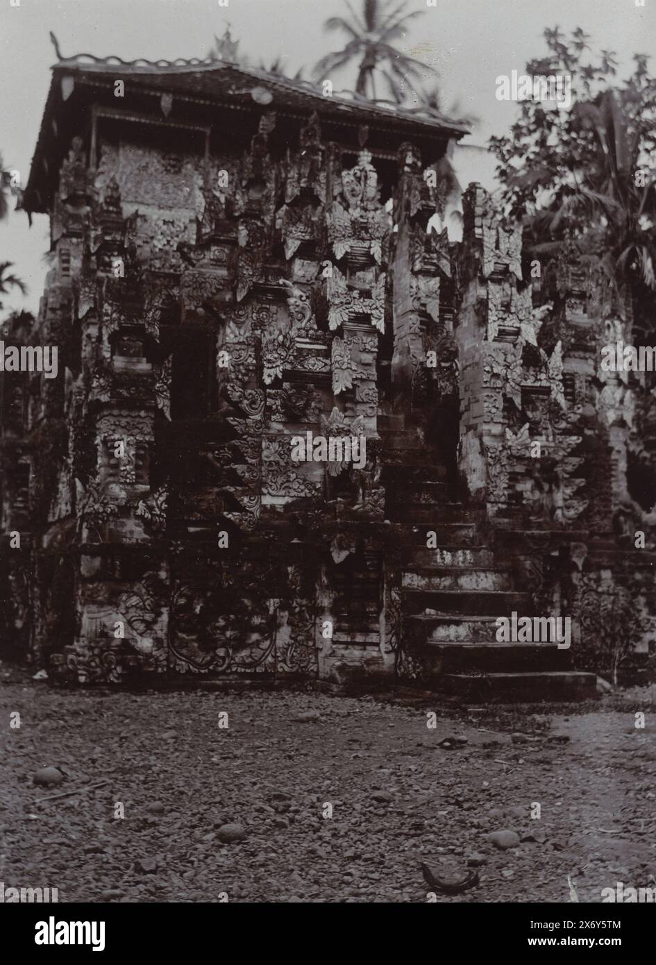 A richly decorated inner gate at Pura Sangsit, 21. North Bali (title on object), photograph, Johanna Hermina Marmelstein, (possibly), Jakarta, (possibly), 1900 - 1915, paper, albumen print, height, 112 mm × width, 85 mm Stock Photo