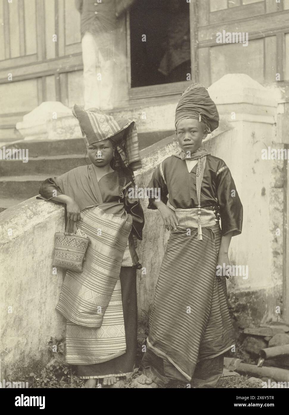 Portrait of an unknown Minangkabau boy and girl in traditional clothing in Batipuh, Batipoeh (title on object), A Minangkabau boy and girl in traditional clothing with hair cloths and thick woven sarongs., photograph, Christiaan Benjamin Nieuwenhuis, (mentioned on object), Batipuh, 1891 - 1912, baryta paper, height, 285 mm × width, 196 mm Stock Photo