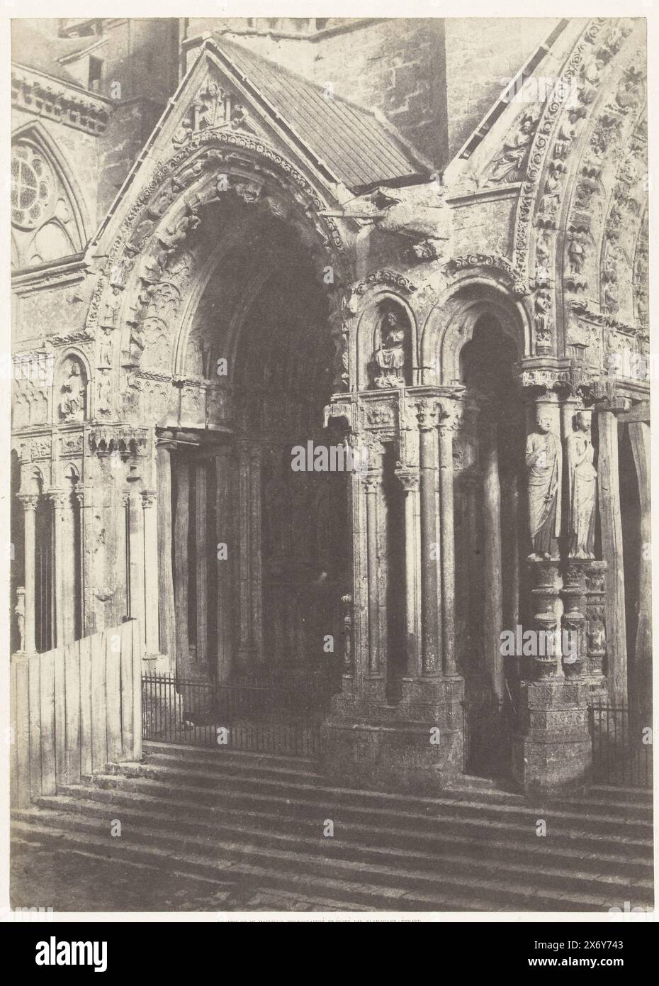 Detail of the north entrance of the cathedral in Chartres, L'Art ...