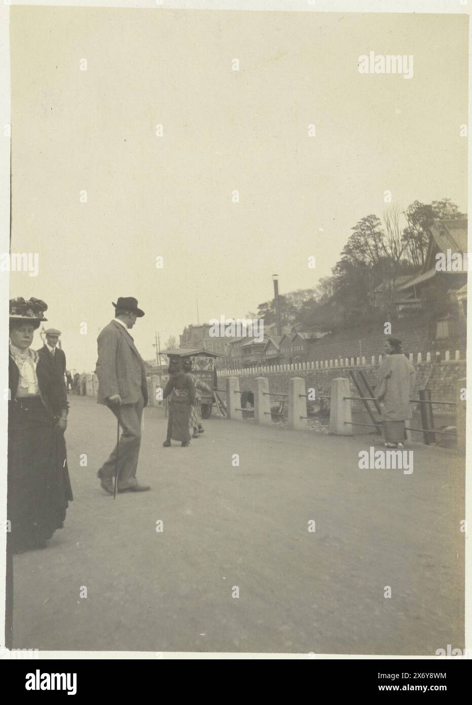 At Yokohama (title on object), The company on the street in Yokohama. Part of Dolph Kessler's photo album with shots he made during his stay in England and on a world trip he undertook as secretary of Henri Deterding (director of Royal Oil) to the Dutch East Indies, Japan, China and the United States, between 1906 and 1908., photograph, Geldolph Adriaan Kessler (Dolph), Yokohama, Apr-1908, cardboard, gelatin silver print, height, 74 mm × width, 100 mm, height, 363 mm × width, 268 mm Stock Photo