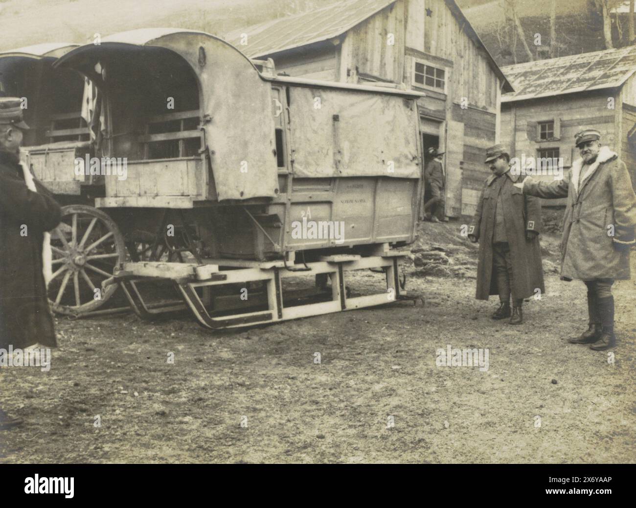 Doctor Cervelli and a soldier near an ambulance sled in the Dolomites, Une ambulance traîneau. -- Le Docteur Cervelli désigne l'inventeur de ce système de freinage. (title on object), Ambulance sled equipped with skids. On the right side of the front sliding iron you can see a hook with which you can brake. On the right, Doctor Cervelli points out the inventor of this braking system. Part of Photo album Medical mission H. de Rothschild to the Italian front 1916., photograph, Henri de Rothschild, (attributed to), Dolomieten, 1916, photographic support, gelatin silver print, height, 220 mm Stock Photo