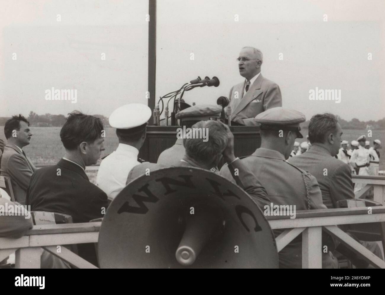 President Truman during a speech in New York, Governor Thomas Dewey in the audience, Truman speaks, Dewey listens (title on object), news photograph, anonymous, publisher: International News Photos, (mentioned on object), New York, publisher: United States of America, 1948, baryta paper, gelatin silver print, height, 128 mm × width, 177 mm Stock Photo