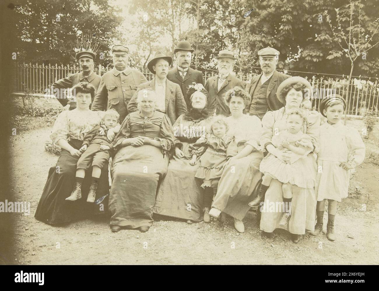 Family portrait of unknown members of three generations in a garden, cabinet photograph, anonymous, 1890 - 1910, baryta paper, height, 120 mm × width, 169 mm, height, 131 mm × width, 185 mm Stock Photo