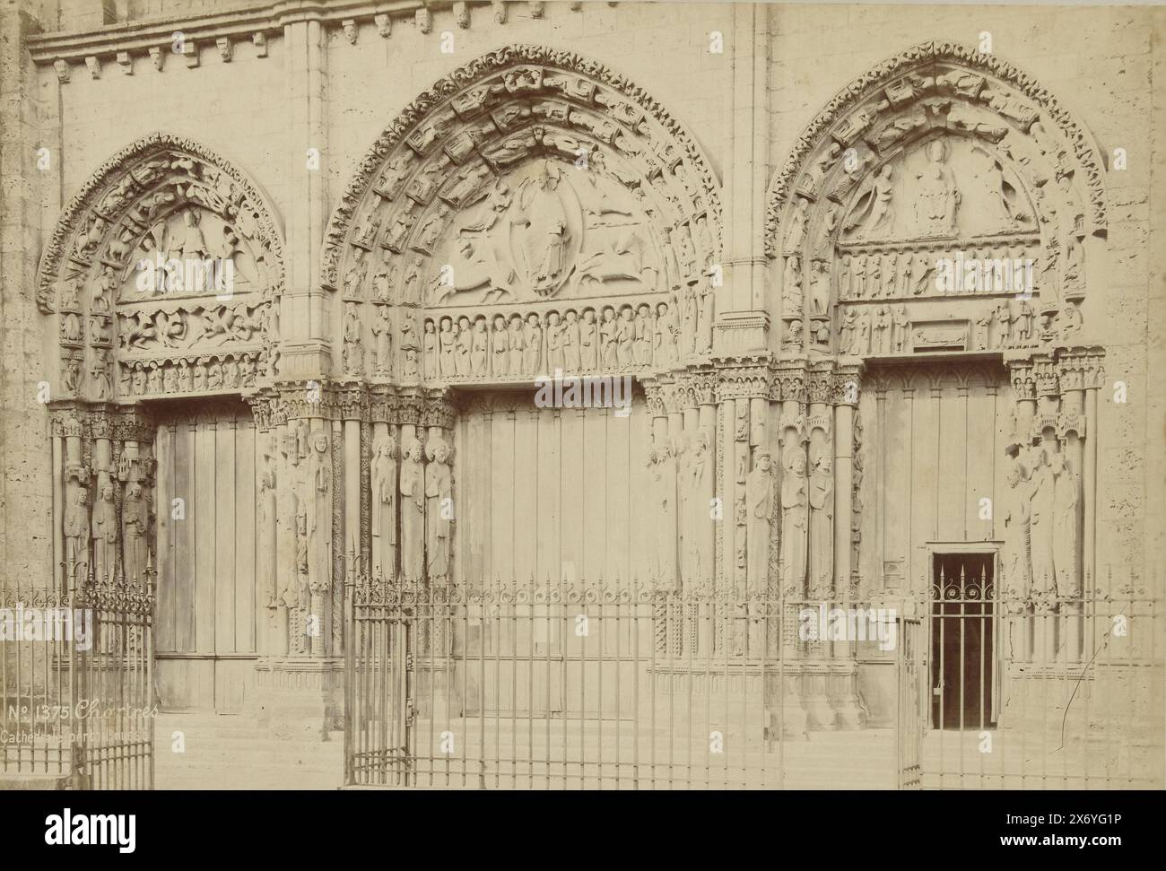 Chartres cathedrale portail ouest hi-res stock photography and images ...