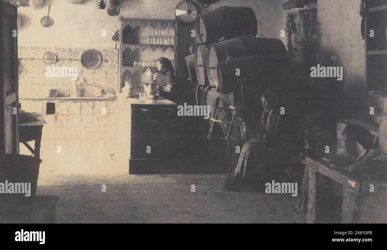 Interior of a pub in Sicily, photograph, Eugenio Interguglielmi & Co., (mentioned on object), Sicilië, 1880 - 1890, paper, albumen print, height, 123 mm × width, 212 mm Stock Photo