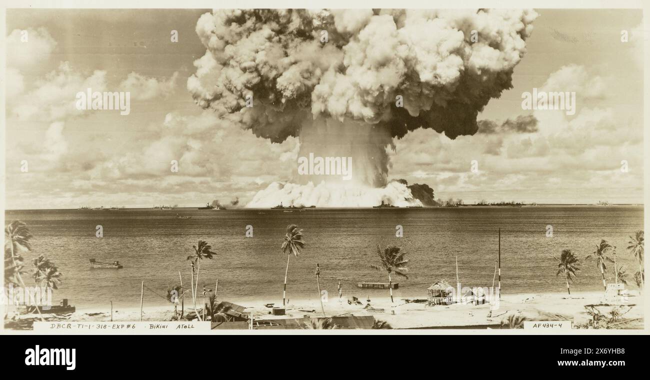 Atomic Bomb Test during Operation Crossroads, Atomic test called 'Baker Test' during Operation Crossroads at Bikini Atoll in the South Pacific, Bikini atoll (title on object), photograph, Army-Navy Task Force One, Bikini (atol), 25-Jul-1946, baryta paper, gelatin silver print, height, 118 mm × width, 234 mm Stock Photo
