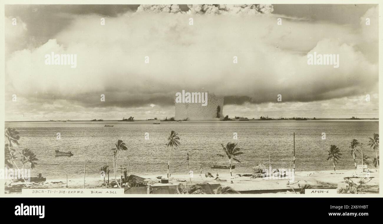 Atomic Bomb Test during Operation Crossroads, Atomic test called 'Baker Test' during Operation Crossroads at Bikini Atoll in the South Pacific, Bikini atoll (title on object), photograph, Army-Navy Task Force One, Bikini (atol), 25-Jul-1946, baryta paper, gelatin silver print, height, 120 mm × width, 235 mm Stock Photo