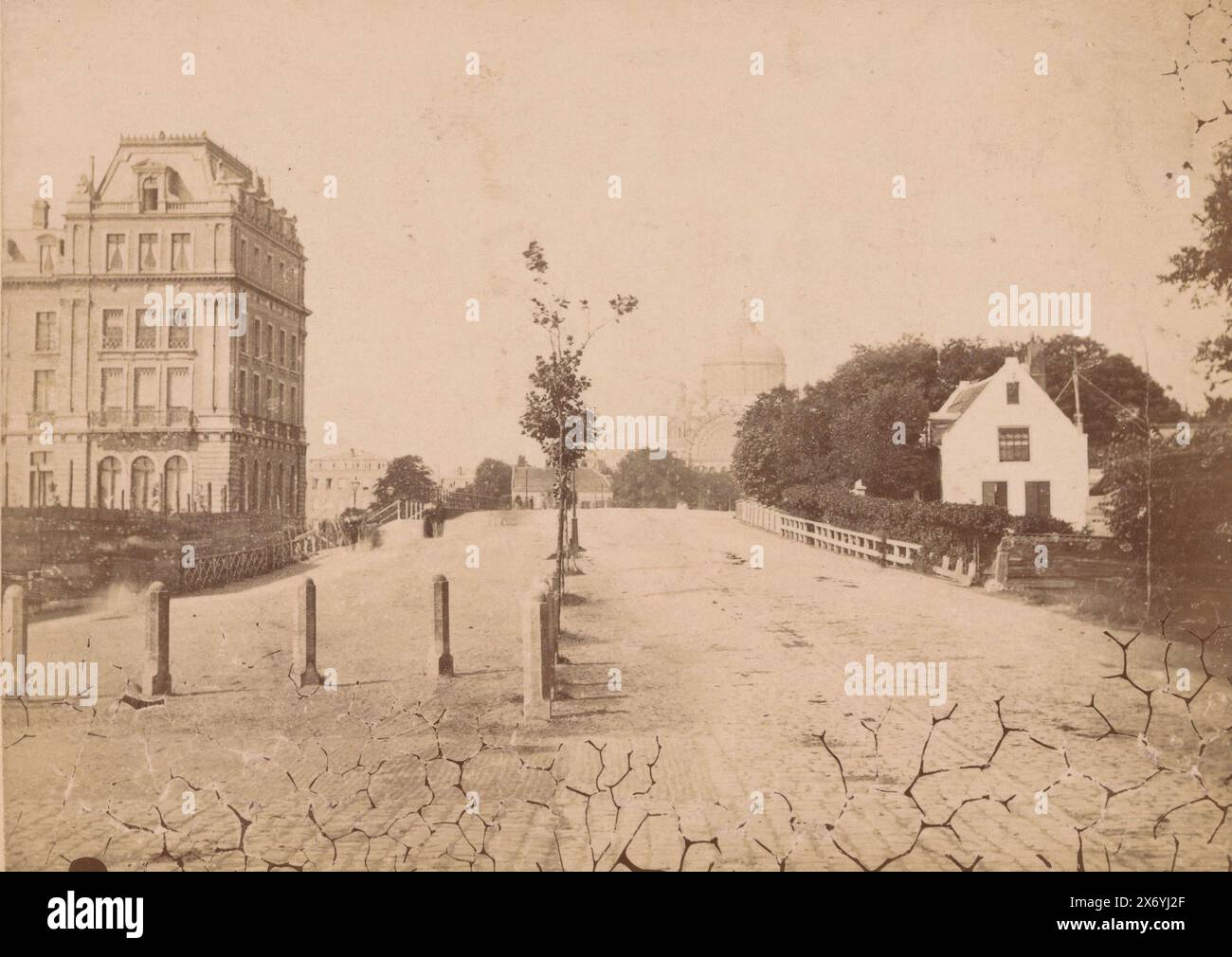 View of Hoogesluis from Sarphatistraat in Amsterdam, photograph, Paul Henri Jean Reynet de la Rue, Andries Jager, Amsterdam, 1850 - 1900, photographic support, albumen print, height, 107 mm × width, 167 mm Stock Photo