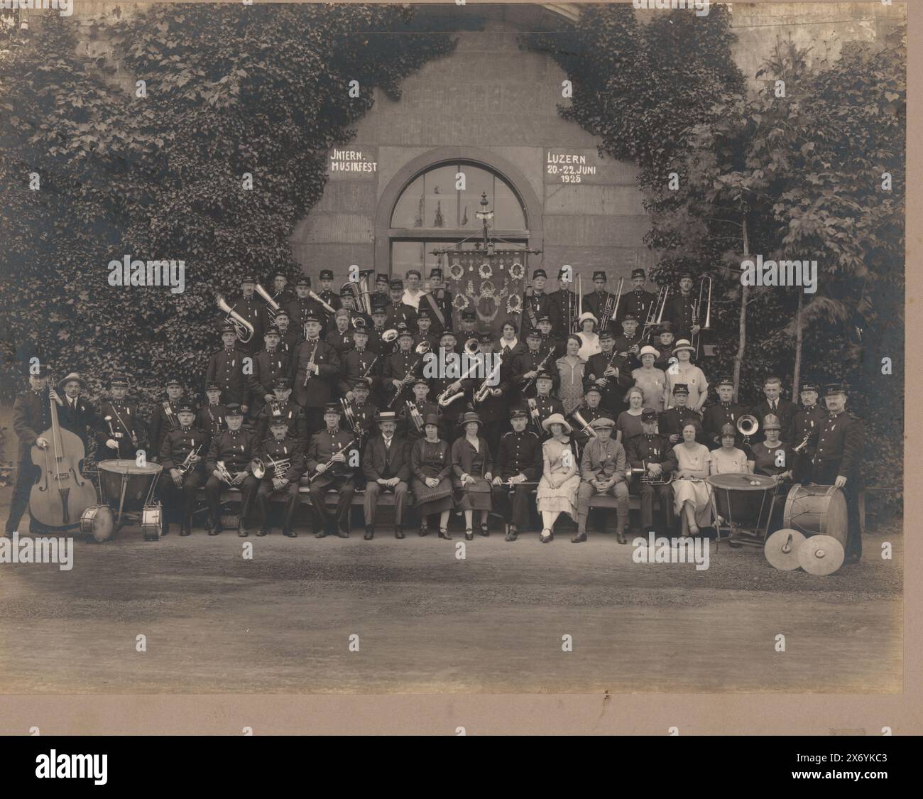 Group portrait of the Amsterdamsche Postharmonie at the International Musikfest in Lucerne, center in front of conductor Dirk Speets, photograph, anonymous, Luzern, 20-Jun-1925 - 22-Jun-1925, cardboard, gelatin silver print, height, 250 mm × width, 310 mm Stock Photo