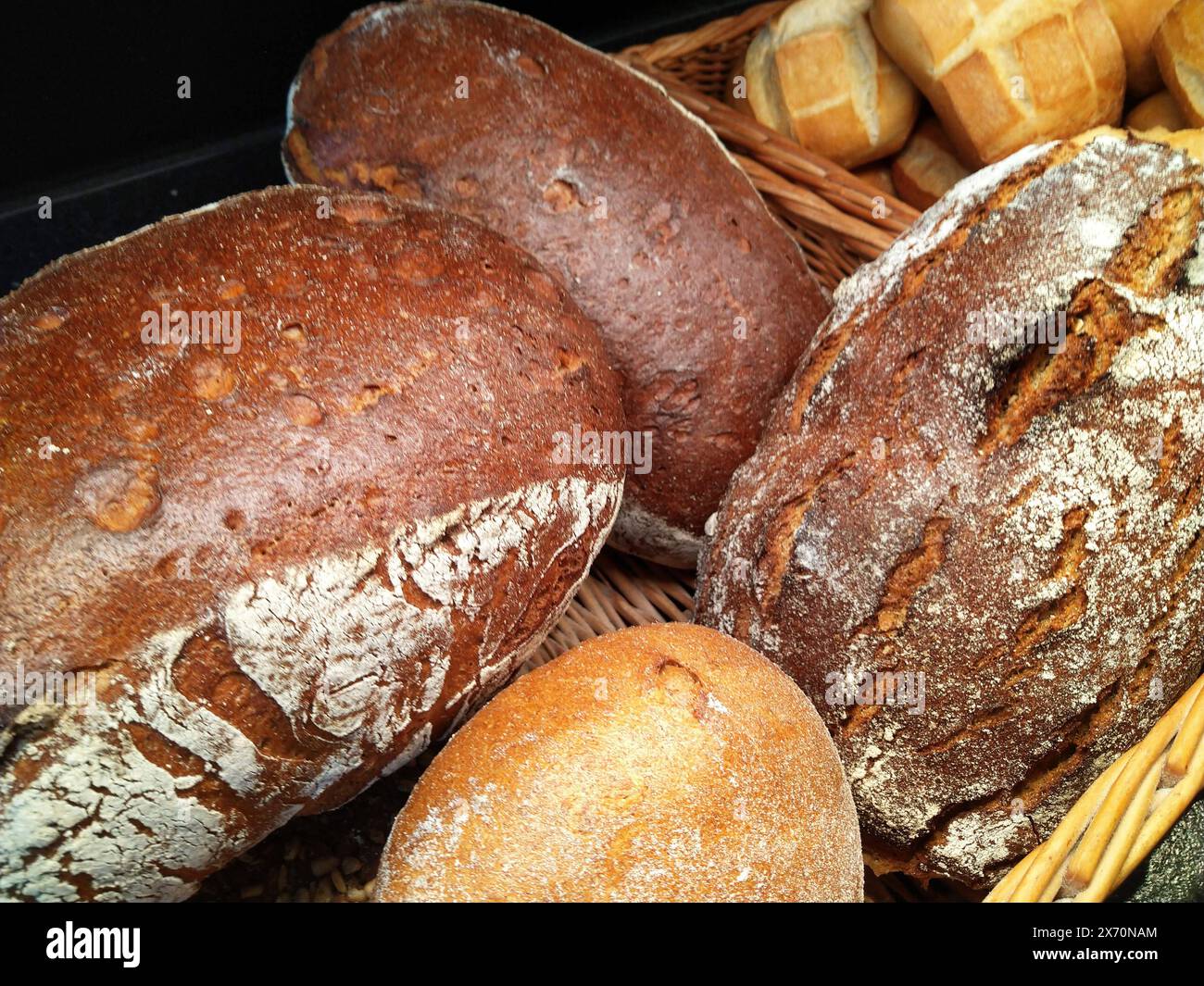 Brot in einer Baeckerei-Auslage Backwaren in einer Baeckerei Theke ...