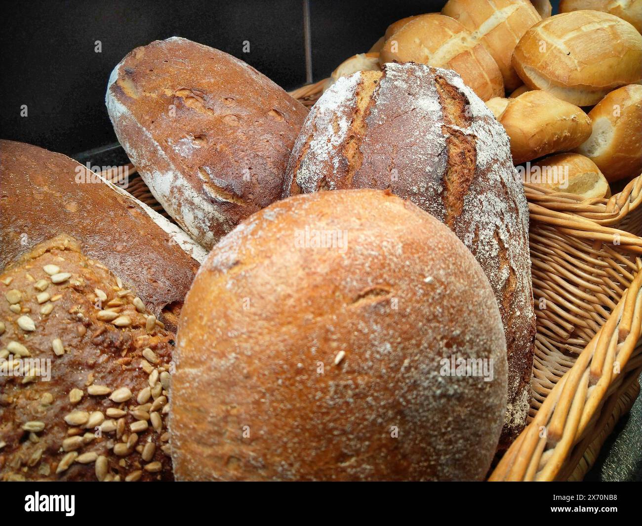Brot in einer Baeckerei-Auslage Backwaren in einer Baeckerei Theke ...