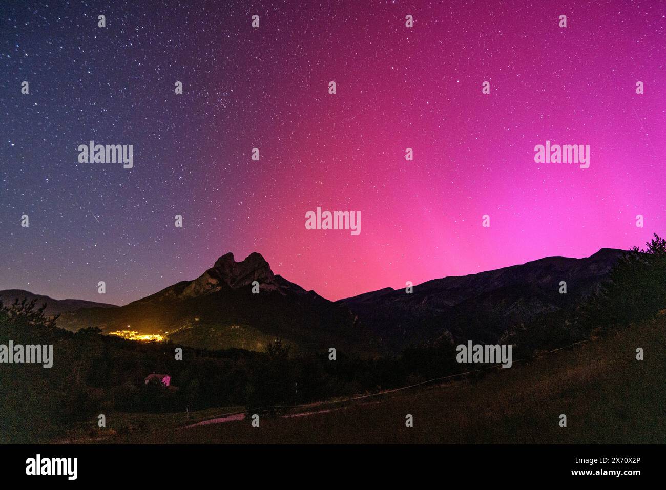 Aurora borealis over the Pedraforca mountain, in the Eastern Pyrenees, in the solar storm of 05-11-2024 (Pedraforca, Berguedà, Catalonia, Spain) Stock Photo