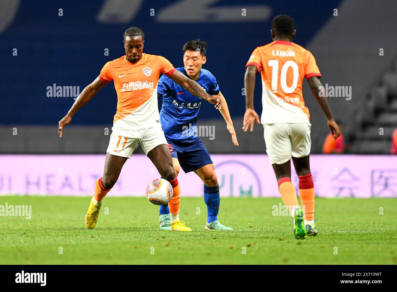 Shanghai Shenhua Football Club defeated Qingdao Hainiu Football Club ...