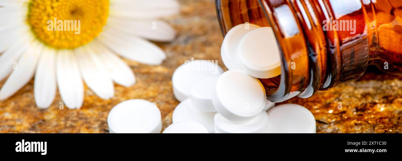 Naturmedizin mit Homöopathie Homöopathische Pillen werden in der Naturmedizin als Heilmittel verwendet *** Natural medicine with homeopathy Homeopathi Stock Photo