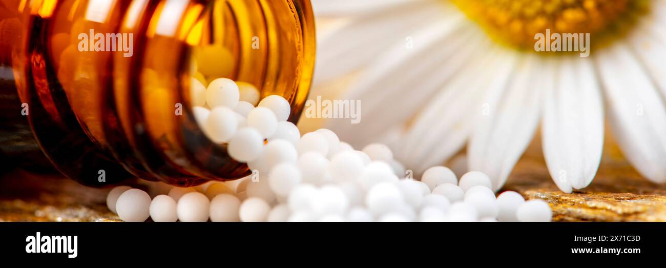 Naturmedizin mit Globuli Globuli werden in der Naturmedizin und Homöopathie als Heilmittel verwendet *** Natural medicine with globules Globules are u Stock Photo