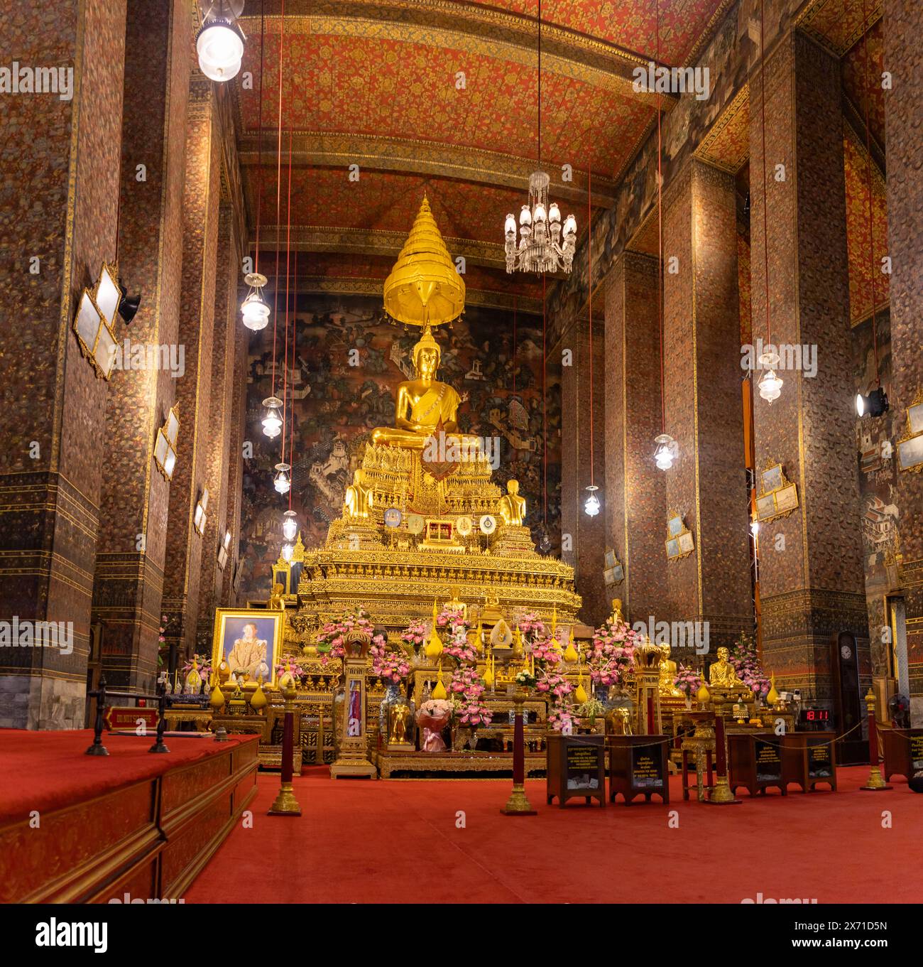 A picture of a golden Buddha shrine at the Wat Pho Temple Stock Photo ...