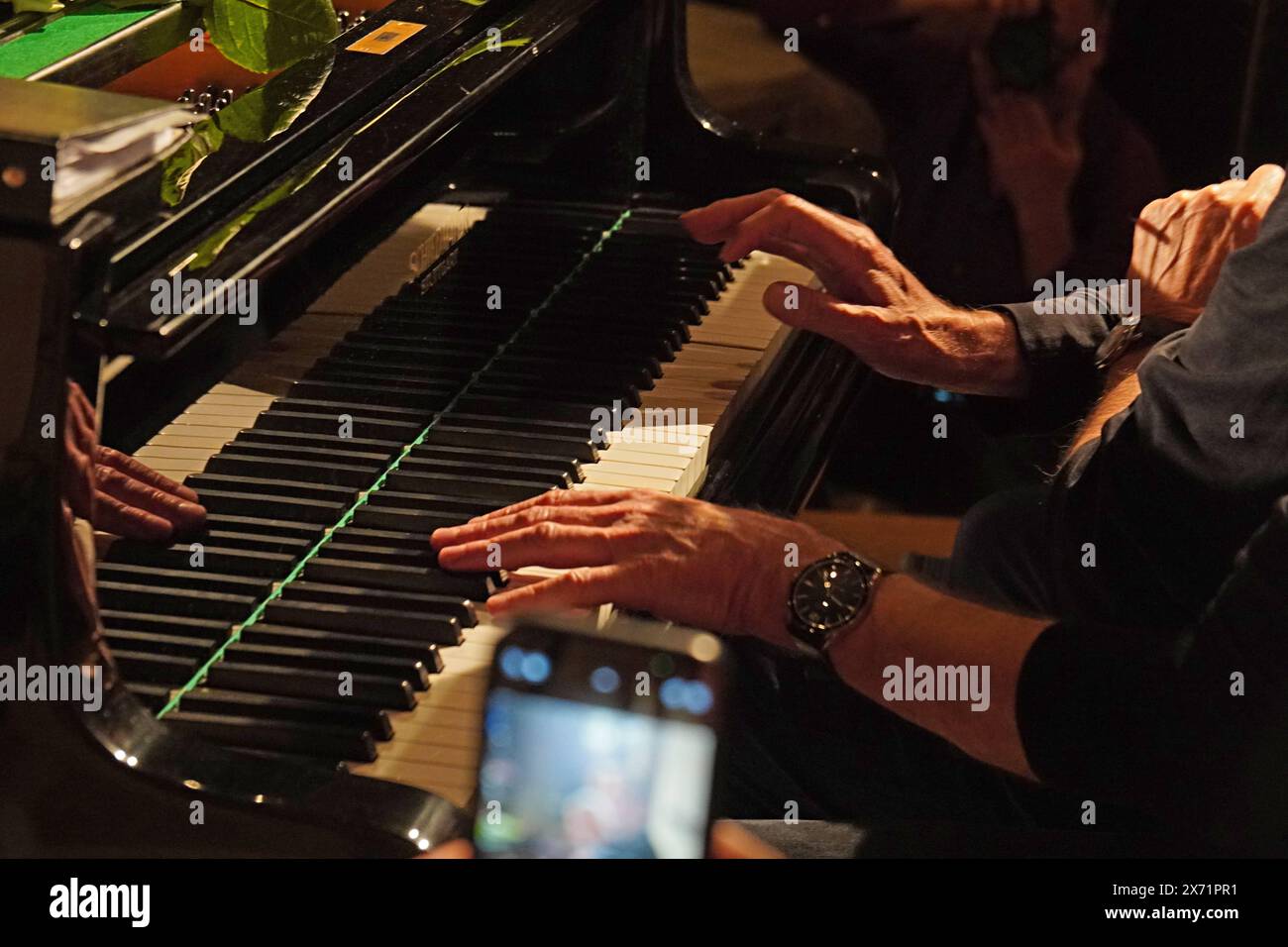 Hande auf der tastatur hires stock photography and images Alamy