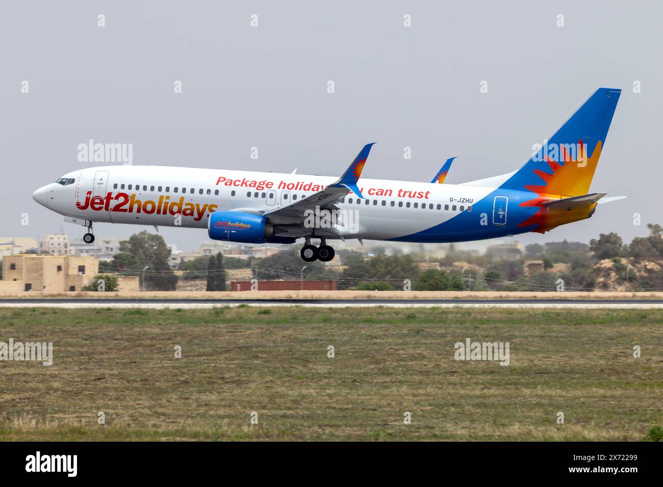 jet2-holidays-boeing-737-800-reg-g-jzhu-landing-runway-31-stock
