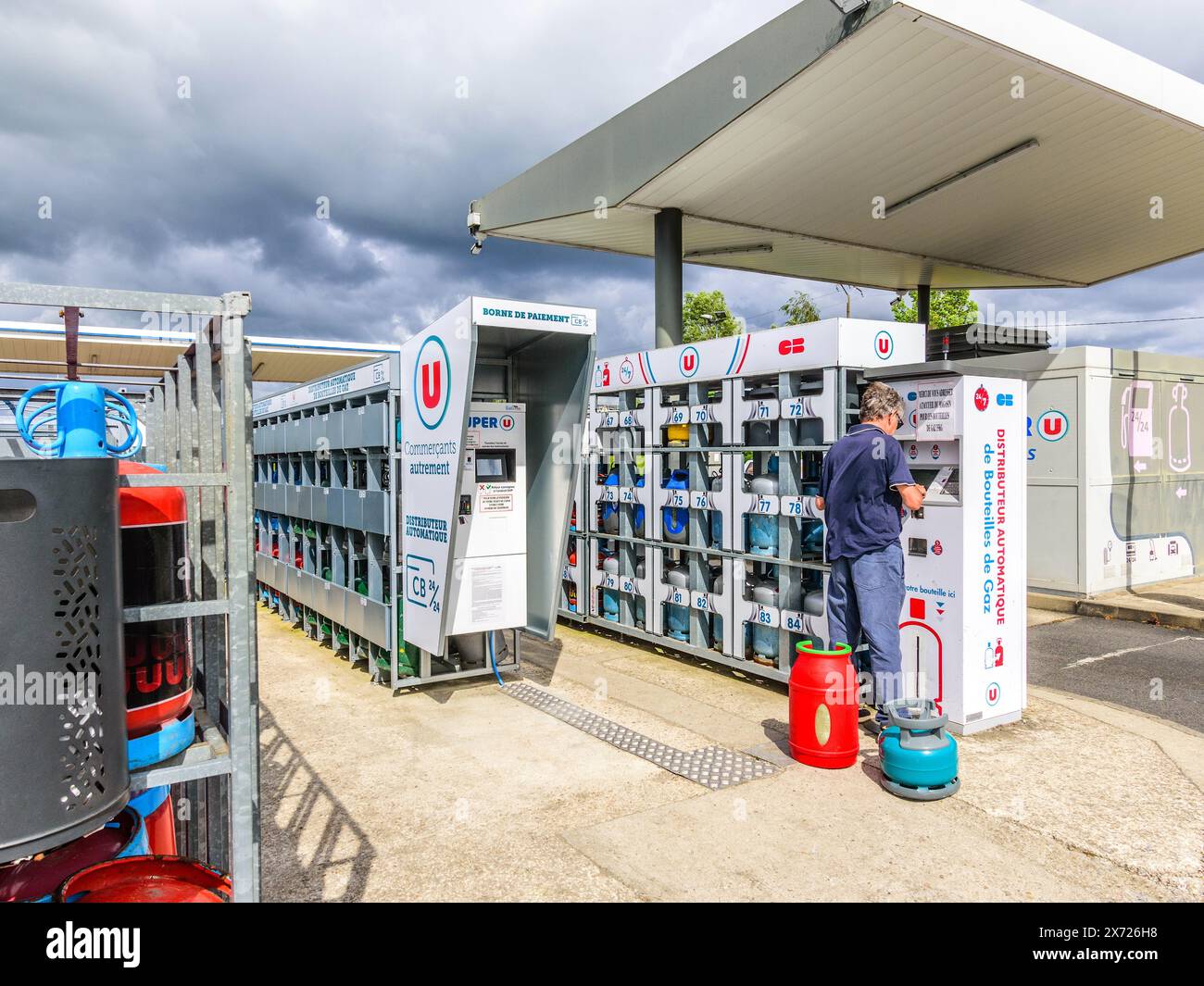 Client operating self-service domestic gas bottle purchase and delivery - Loches, Indre-et-Loire (37), France. Stock Photo