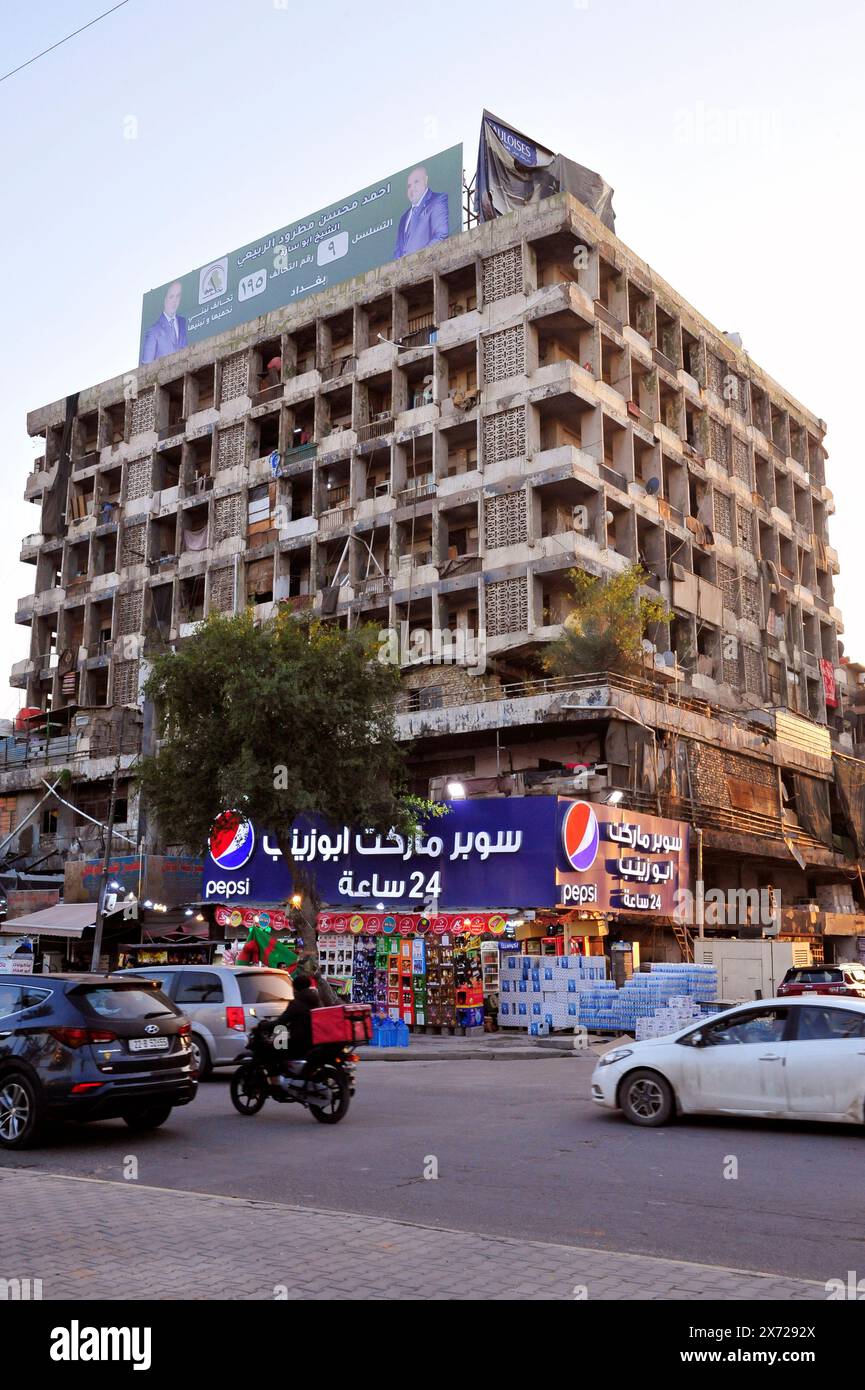 Street scene, with shops and dilapidated building. Baghdad, Iraq Stock Photo