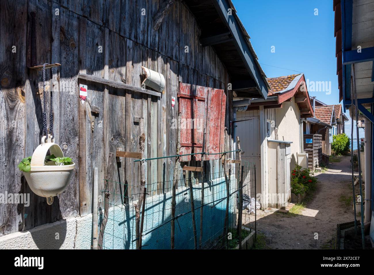 Cap Ferret (Arcachon Bay, France). Fisherman's huts in a narrow alley in the village of L'Herbe Stock Photo