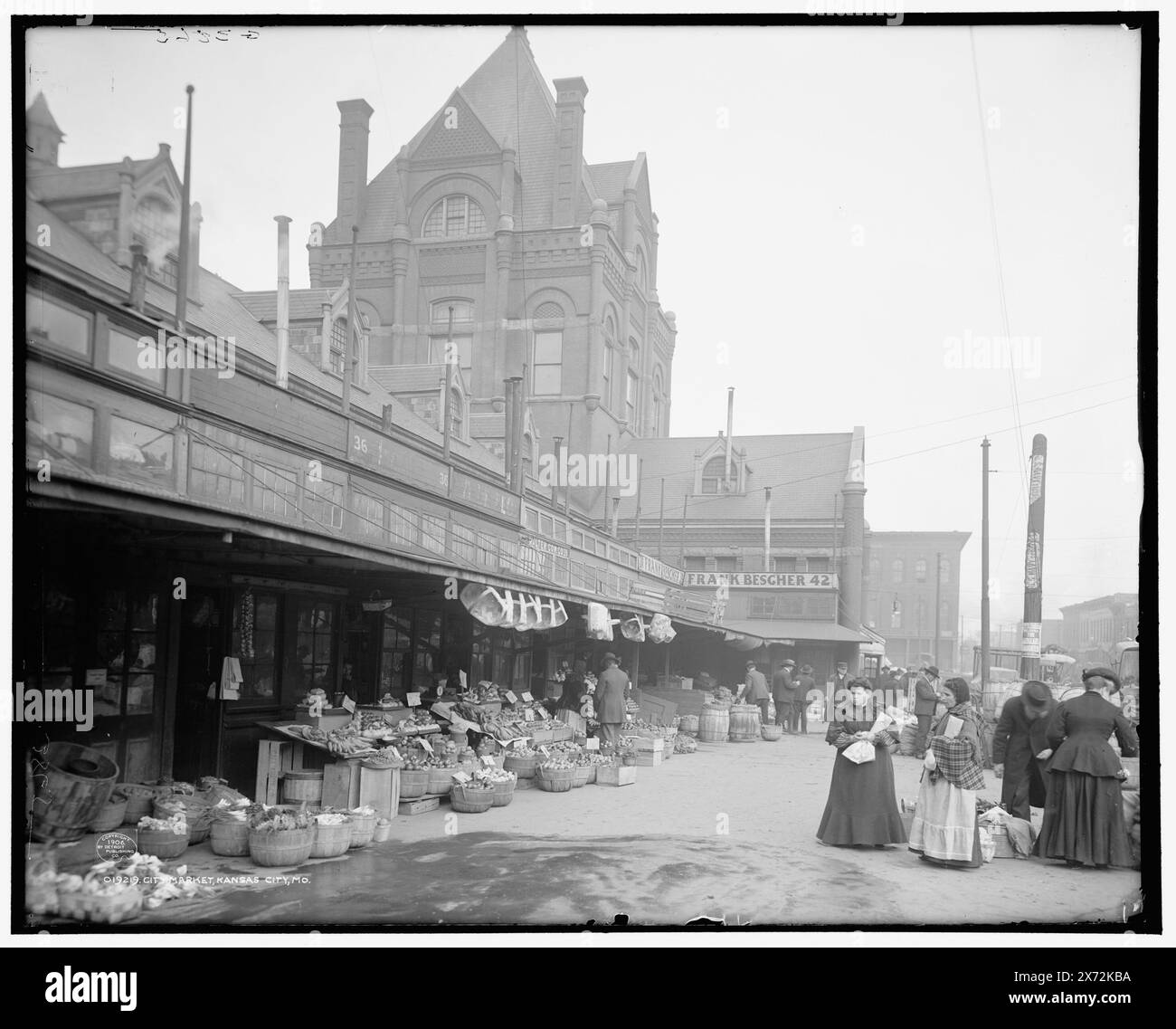 City market, Kansas City, Mo., 'G 3865' on negative., Detroit Publishing Co. no. 019219., Gift; State Historical Society of Colorado; 1949., Published in: 'Images of America' chapter of the ebook Great Photographs from the Library of Congress, 2013,  Markets. , United States, Missouri, Kansas City. Stock Photo