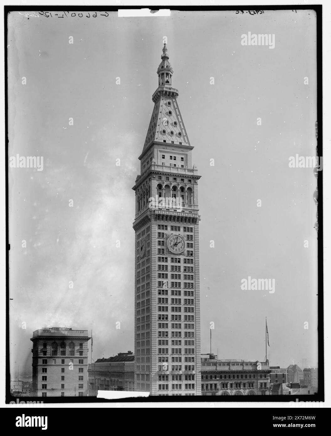 Panorama of Madison Square, New York, N.Y., Nine-part panorama includes 10 x 8 inch negative of Metropolitan Life Insurance Company Building tower (D4-15953 RC X) which matches top edge of D4-15953 RC., Videodisc images are out of sequence; actual left to right order is 1A-10553, 10552, 10551, 10550, 10549, (10554tower top), 10548, 10547, 10555., 'G L-6289,' 'G LLLC-6292,' 'G LLC-G 6295,' 'G LC-6299,' 'G 6597 L,' 'G RRC-G 6305,' 'G 6600-1/2 - RC dup,' 'G RRRC-G 6307,' and 'G R-6309' on left to, Detroit Publishing Co. no. 015953., Gift; State Historical Society of Colorado; 1949,  Parks. , Towe Stock Photo