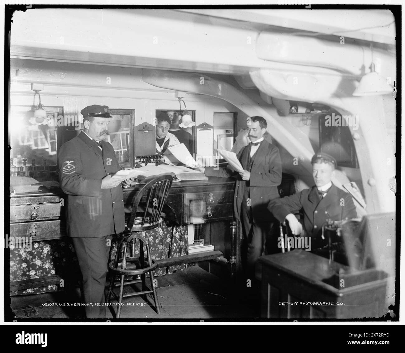 Navy recruiting new york hi-res stock photography and images - Alamy
