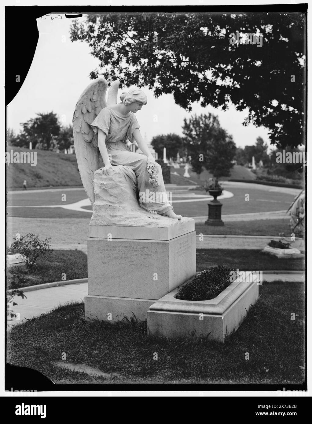 Winnie Davis memorial, Hollywood Cemetery, Richmond, Va., Negatives are variants., 'G 5342' on A negative., Detroit Publishing Co. no. 071016., Gift; State Historical Society of Colorado; 1949,  Davis, Varina Anne Jefferson,, 1864-1898, Tomb. , Tombs & sepulchral monuments. , Cemeteries. , Angels. , United States, Virginia, Richmond. Stock Photo